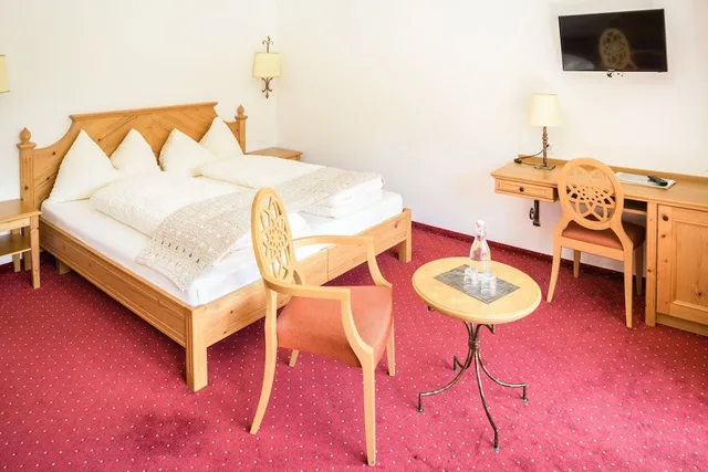 غرفة بسريرين منفصلين بإطلالة على الجبل مع أريكة، Hotel Mountain Paradise 3/5