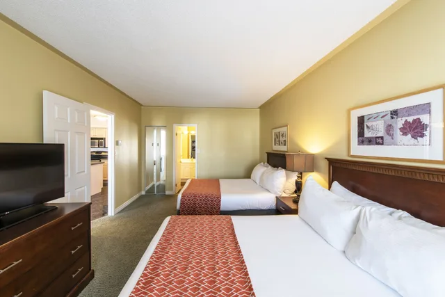 2 Bedrooms, Tower, Suite, 1 King and 2 Queen Beds، Georgian Bay Hotel, Trademark Collection by Wyndham 1/9