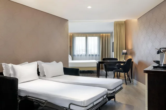 غرفة عائلية بسرير كينج، Ac Hotel Paris Porte Maillot 1/3