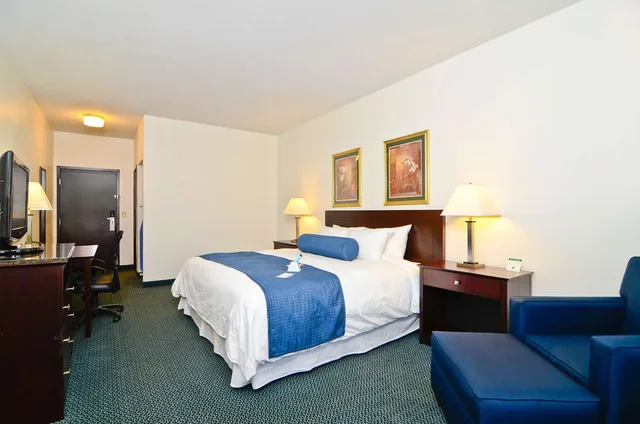 غرفة بسرير كينج بحوض استحمام لذوي الإعاقة، Best Western Gas City 4/8