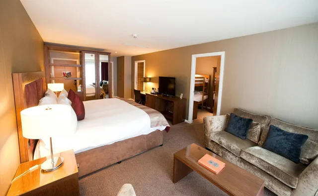 غرفة تنفيذية عائلية بسرير بطابقين بشرفة، Kingsmills Hotel 1/5