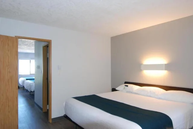 1 King Bed - Non-Smoking, Micfridge, View، Motel6 Saanichton, BC - Victoria Airport 4/10