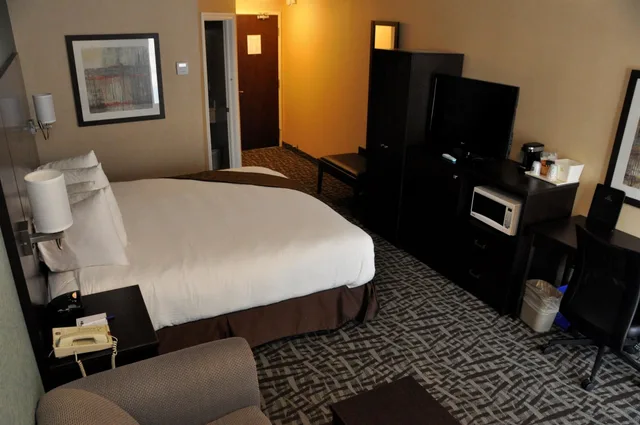 غرفة بريميوم بسرير كينج مع أريكة، Best Western Plus Barrie 2/5