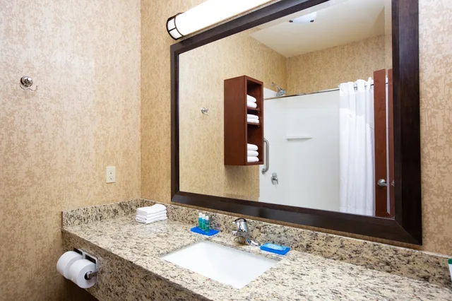 جناح ركني بسرير كينج وسرير كوين مع أريكة، Holiday Inn Express Hotel Suites Astoria 10/10