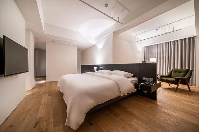 دوبلكس، Hotel 498 2/2