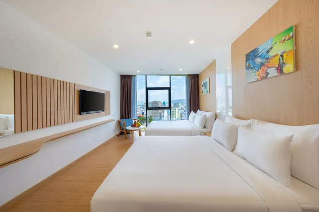 جناح عائلي بسريرين مزدوجين بإطلالة جزئية على البحر، Kova Diamond Hotel Da Nang 2/3