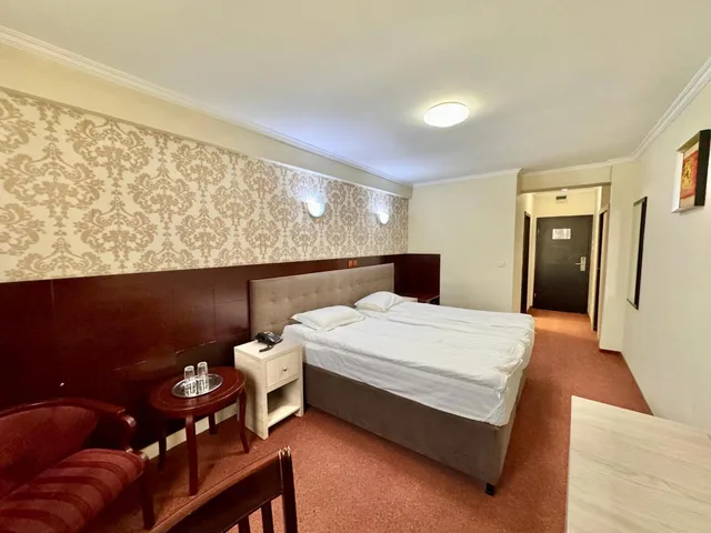 Standard, Double Bed, Hotel Helin Aeroport 2/9