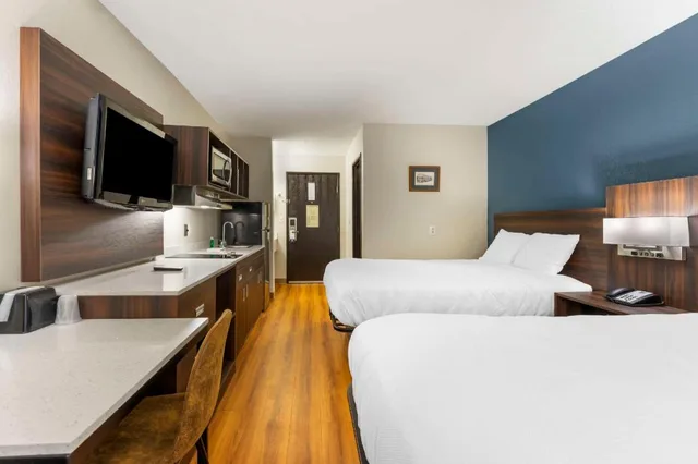 Efficiency, 2 Double Beds، Suburban Studios LaVale-Cumberland 5/10