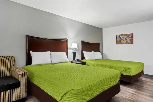 غرفة بسريرين كوين، Econo Lodge Inn & Suites Auburn, MI 4/6