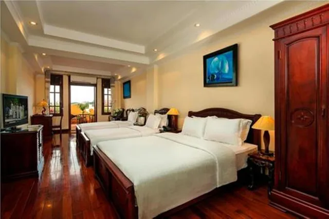 غرفة عائلية بسرير كوين وسريرين منفصلين بإطلالة على المدينة بشرفة، Lucky 3 Hotel 1/1
