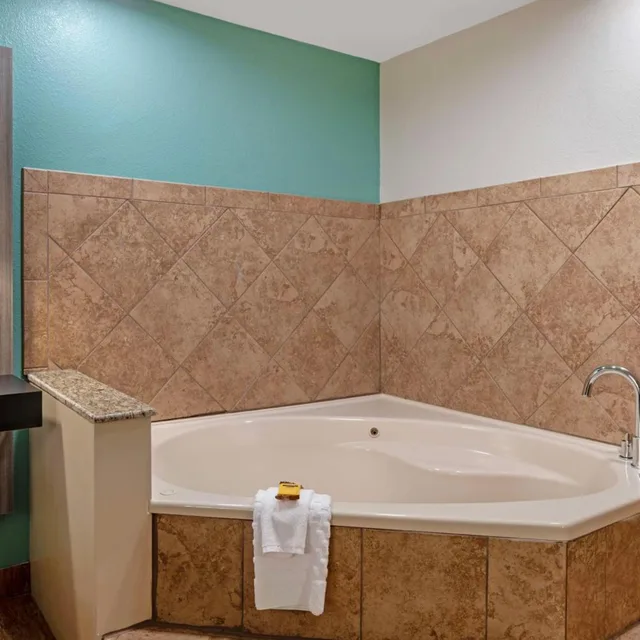 جناح بسرير كينج بجاكوزي، Best Western Plus Greenwood/Indy South Inn 4/6