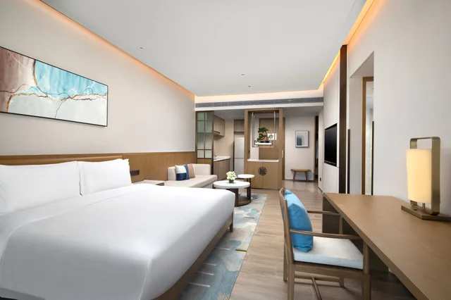 جناح بسرير كينج وسرير فردي بإطلالة على البحيرة، Holiday Inn & Suites SANYA YALONG BAY 1/6