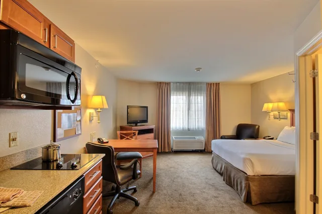 جناح بسرير كينج مع أريكة لذوي الإعاقة، Candlewood Suites Milwaukee Airport-Oak Creek 4/7