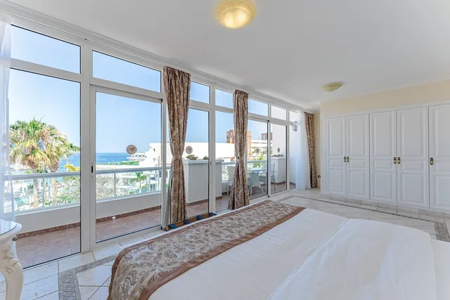 2 Bedrooms, Royal, Suite, 2 King Beds, Jetted Tub, Flamingo Suites 1/10