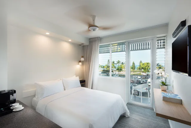 Designer, Queen Bed, Heart Hotel And Gallery Whitsundays 1/2