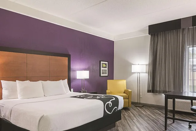 غرفة ديلوكس بسرير كينج، La Quinta Inn And Suites By Wyndham Orlando Airport North 3/9