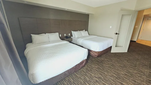 جناح بسرير كينج وسريرين كوين مع أريكة، Clarion Hotel & Suites Brandon 2/5
