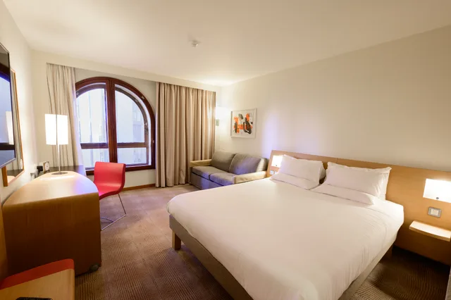 Standard, Double Bed, Sofa, Novotel Birmingham Centre 8/10
