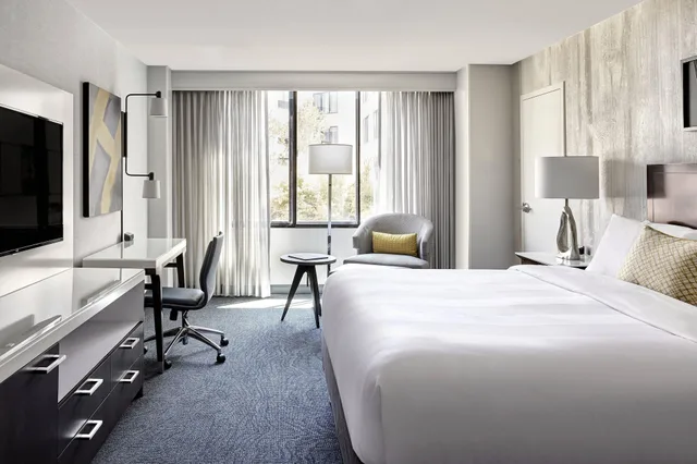 غرفة بسرير كينج بإطلالة على الفناء، Marriott San Francisco Fishermans Wharf 1/2
