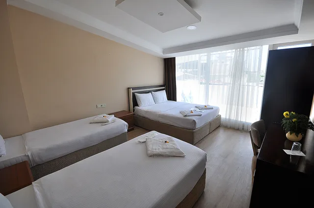 غرفة ديلوكس رباعية بسرير مزدوج وسريرين منفصلين بشرفة بإطلالة جزئية على البحر، Hotel Baykal 2/3
