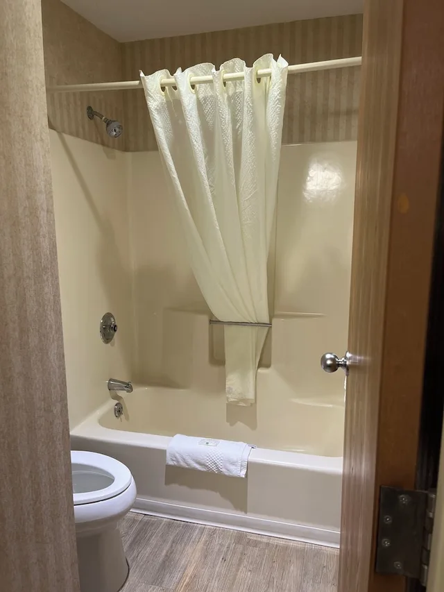 غرفة قياسية بسرير كينج، Quality Inn Wilkes-Barre near Arena 9/9