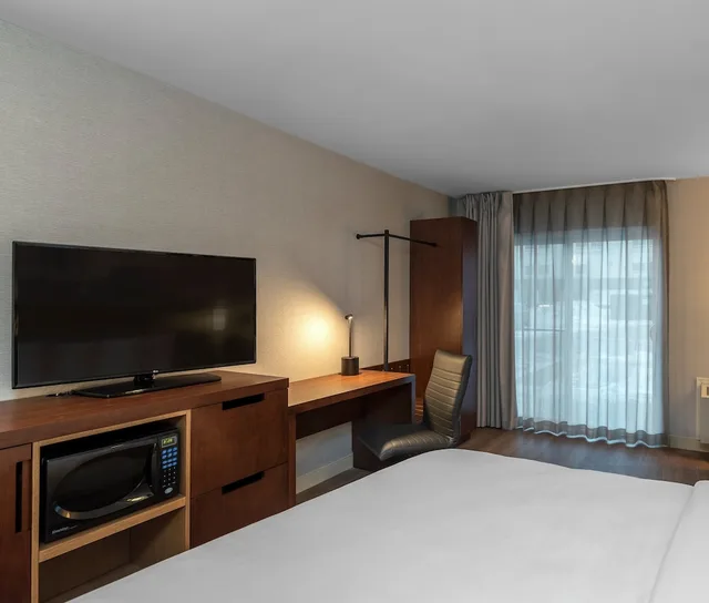 غرفة بسرير كينج، Comfort Inn Kenora, ON 2/2