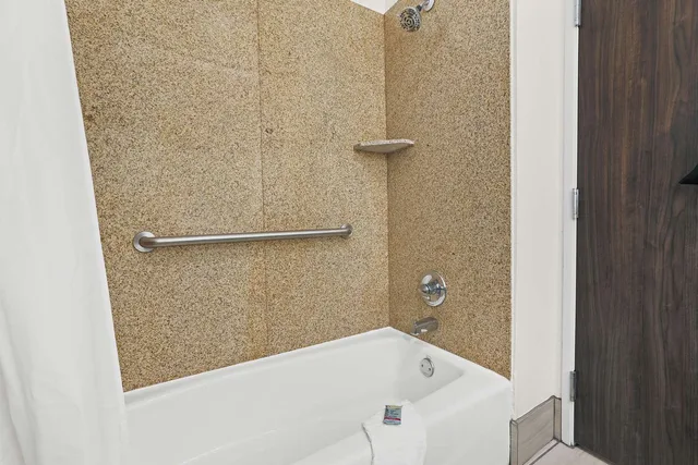غرفة بسرير كينج بحوض استحمام لذوي الإعاقة، Best Western Iowa/Lake Charles East 3/3