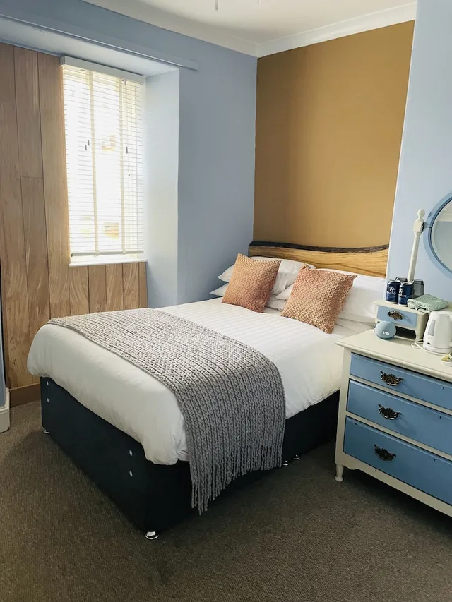 Sunrise, Triple, 1 Double and 1 Single Bed، Arosfa Harbourside Guest House 2/2