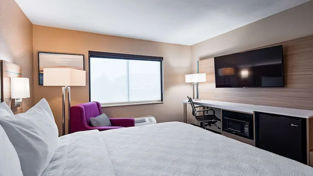 غرفة قياسية بسرير كينج يُسمح فيها بالحيوانات الأليفة لذوي الإعاقة، Best Western Independence Kansas City 2/10