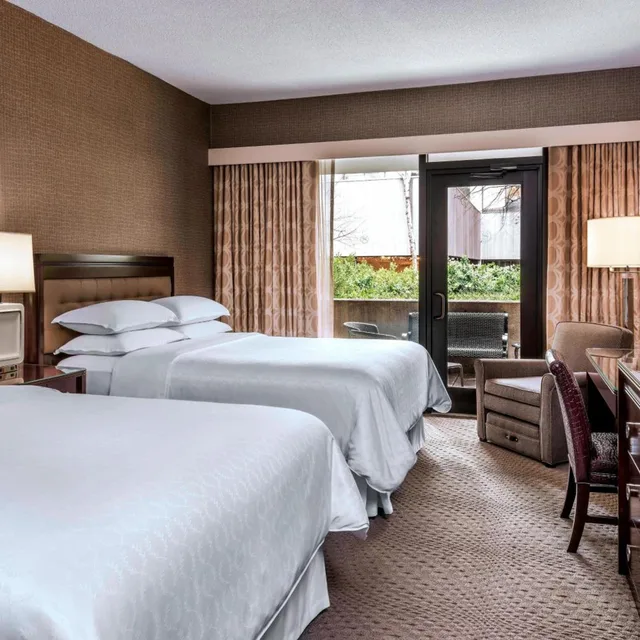 Guest Room, Superior, King Bed, 2 Queen Beds, Garden View, SHERATON CENTRE TORONTO 1/4