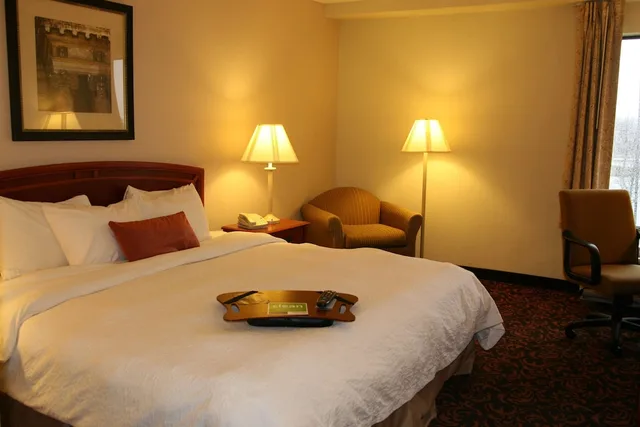 غرفة بسرير كينج بحوض استحمام لذوي الإعاقة، Hampton Inn Woodbridge 1/5