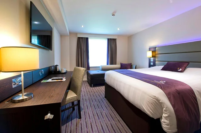 غرفة بسريرين منفصلين في طابق منخفض لذوي الإعاقة، Premier Inn Farnham 2/2