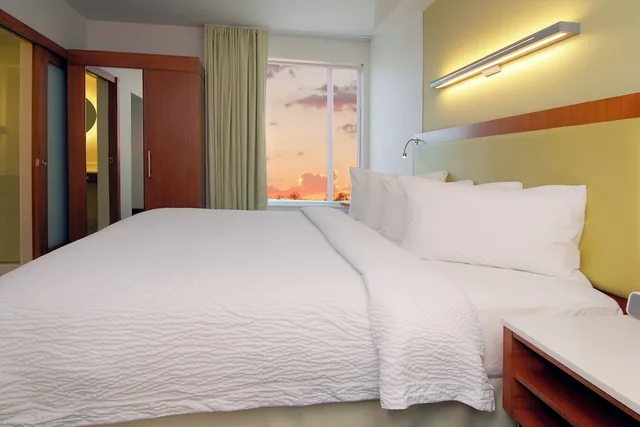 جناح بسرير كينج مع سرير سحّاب إضافي لذوي الإعاقة، SpringHill Suites Las Vegas North Speedway 1/3