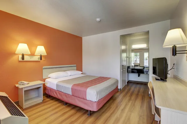 غرفة بسرير كوين للمدخنين، Motel6 Bellflower, CA - Los Angeles 6/10