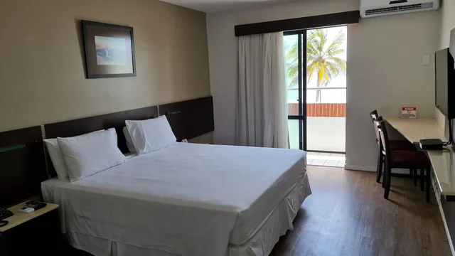 غرفة بسريرين منفصلين وسرير كوين بإطلالة على المسبح، Brisamar Hotel 1/4
