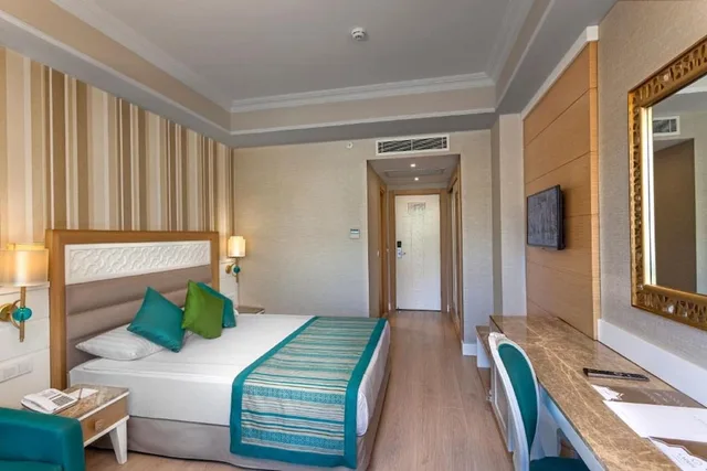 غرفة قياسية بسريرين منفصلين مع أريكة، Karmir Resort And Spa Hotel 1/3