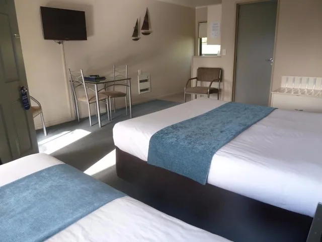 Spa, Studio, 1 Queen and 1 Single Bed, Jetted Tub، Portmans Motor Lodge 5/10