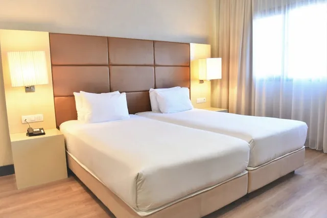 غرفة قياسية بسريرين منفصلين لذوي الإعاقة، Holiday Inn Madrid Las Tablas 2/3
