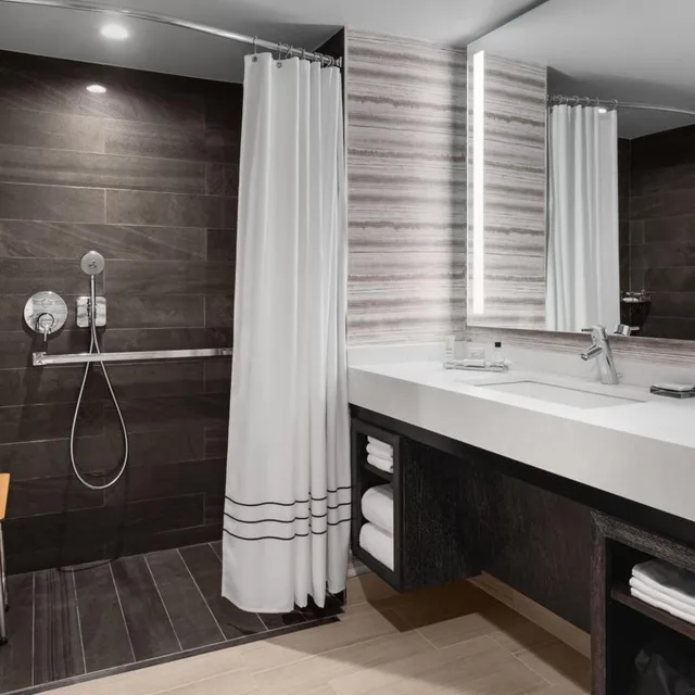 غرفة بسريرين كوين بحوض استحمام لذوي الإعاقة، Bridgewater Marriott 6/9