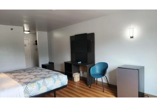 غرفة بسرير كينج للمدخنين، Motel6 Ennis, TX 5/7