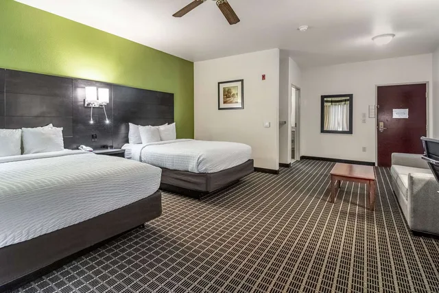 جناح بسريرين كوين لذوي الإعاقة، Clarion Inn & Suites Weatherford South 1/5