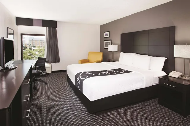 جناح داخلي بسرير كينج بغرفة نوم واحدة، La Quinta Inn & Suites by Wyndham Charleston Riverview 1/2