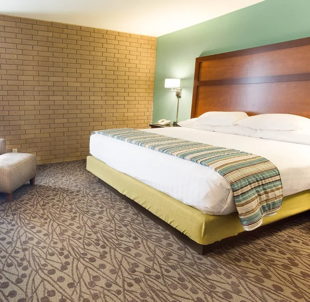 جناح بسرير كينج بغرفتين مع أريكة في طابق مرتفع، Drury Inn Suites Atlanta Morrow 2/5