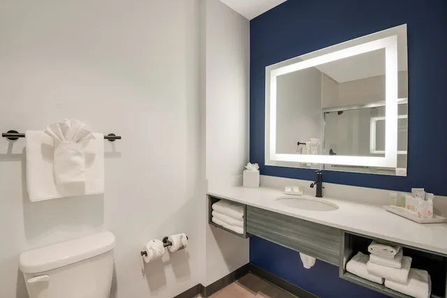 Hayward, King Bed، Hayward Inn 7/9