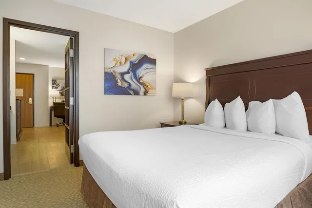 جناح بسرير كوين مع أريكة بمنطقة جلوس، Best Western Plus Grand-Sault Hotel & Suites 1/8
