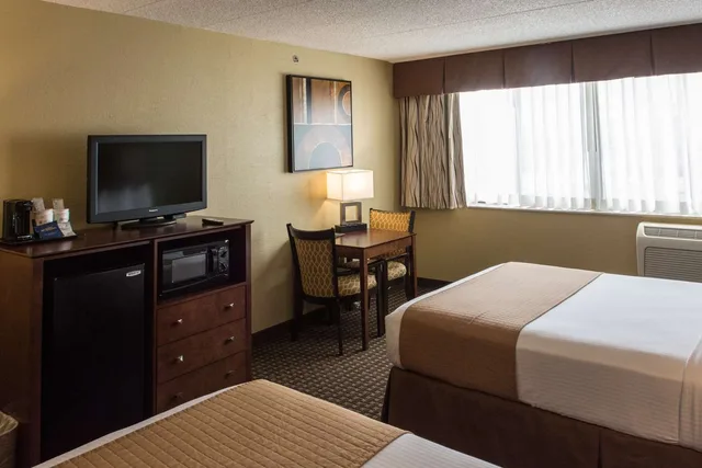 غرفة بسريرين كوين بحوض استحمام لذوي الإعاقة، Best Western Executive Inn Kenosha/Pleasant Prairie 3/4