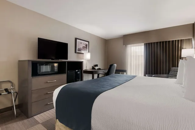 غرفة قياسية بسرير كينج لذوي الإعاقة، Best Western St Catharines Hotel Conference Centre 2/2