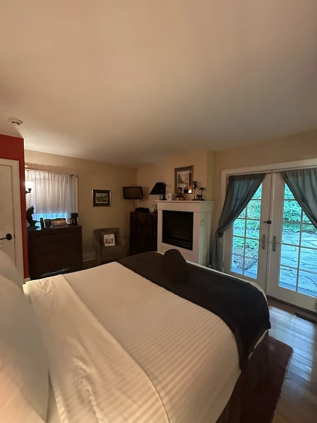 Lotus, Queen Bed، Buttermilk Falls Inn 1/1