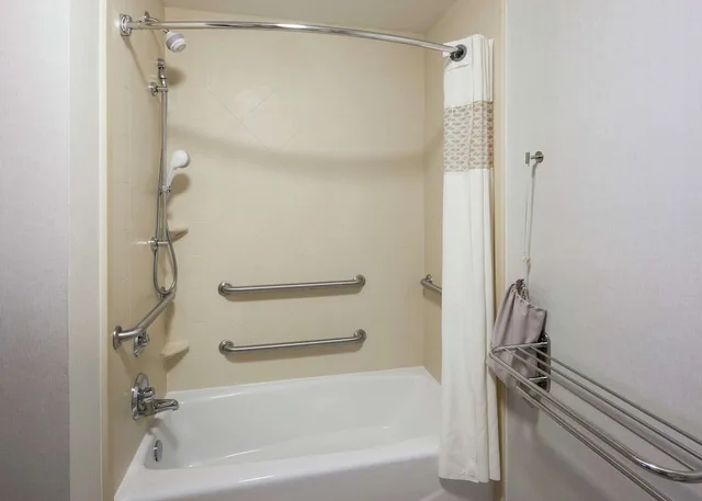استوديو بسرير كينج مع أريكة لذوي الإعاقة، Hampton Inn Suites Davenport 5/6