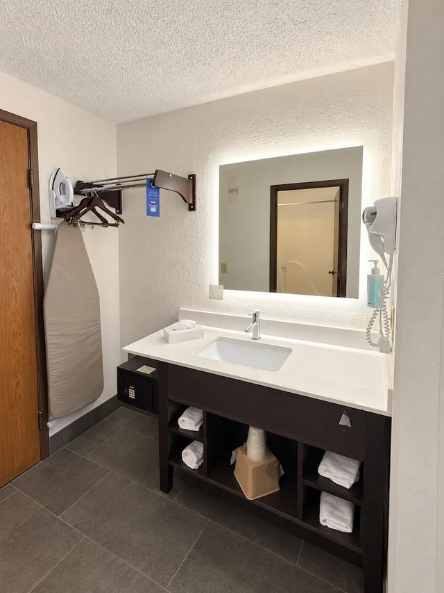 غرفة قياسية بسرير كينج مع أريكة، Super 8 By Wyndham Madison South 7/7